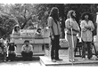 ak0013_021 - Alunas assistem da caminhonete, transformada em camarote, ao Sarau realizado no estacionamento; participantes está Paula Morelenbaum. Acervo Professor Alfredo Jefferson, 1979.