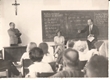cg0024_032 - Aula de Opinião Pública para os cursos de Relações Públicas e  Jornalismo em uma típica sala de aula da PUC-Rio com o quadro negro e um crucifixo, 1965. Acervo Núcleo de Memória.