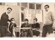 cg0024_052 - Alunos nos pilotis do Edifício Leme por ocasião das eleições para os Diretórios Acadêmicos, 1966. Acervo Núcleo de Memória. Fotógrafo desconhecido.