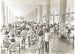 cg0036_015 - Alunos nos pilotis durante eleição para a diretoria do DCE da PUC-Rio, 1978. Fotógrafo desconhecido.