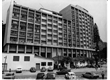 cg0049_025 - Carros estacionados em frente ao prédio Cardeal Leme. Fotógrafo desconhecido. Acervo Projeto Comunicar, 1980.