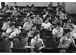cg0050_045 - Estudantes em evento organizado pelo DCE, em anfiteatro do Departamento de Química, 1981. Fotógrafo desconhecido.