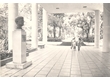 cg0050_094 - Casal caminhando pelos pilotis, próximo ao busto do Kennedy, c.1980/1990. Acervo Projeto Comunicar.