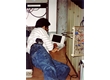 cg0071_022 - Professor fazendo uso de um microcomputador portátil, c. 1990. Destaque para o celular preso no cinto do professor. Fotógrafo desconhecido. Acervo Cetuc.