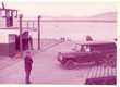 cg0072_029 - Carlos Vieira e Enio acompanham o desembarque do carro, propriedade da PUC-Rio, a caminho da reunião da SBPC. Fotógrafo desconhecido. Acervo do Departamento de Física, 1969.