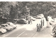 cg0074_045 - Carros e alunos compõem a vista da via de passagem principal da PUC, primeira ponte de acesso ao Edifício da Amizade. Fotógrafo desconhecido Acervo Núcleo de Memória, 1970