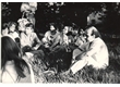 cg0074_047 - O bosque sendo usado como sala de aula, com o professor Affonso Romano de Sant´Anna e alunos, c.1986. Acervo Núcleo de Memória.