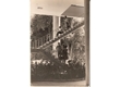 cg0075_063 - Alunos conversando nas escadas do Edifício Cardeal Leme. c.1966. Acervo da Vice-Reitoria de Desenvolvimento.
