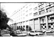 cg0081_005 - Alunos transitam e automóveis são estacionados em frente ao Edifício Cardeal Leme. Fotógrafo Antônio Albuquerque. 1980.