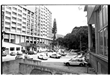cg0081_015 - Brasílias, fuscas e vários carros ocupam o espaço entre o Edifício Cardeal Leme e  o prédio Frings. Fotógrafo Antônio Albuquerque. 1980.