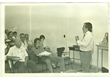 cg0085_038 - Professor Carlos Lucena e um palestrante em sala de aula, 1986. Acervo do Professor Carlos José Pereira de Lucena.