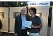 cg0101_025 - O Reitor Padre Josafá Carlos de Siqueira, S.J. na exposição das fotos premiadas no Iº Concurso de Fotografia da PUC-Rio, na parte externa do Solar. Entrega dos certificados aos premiados.