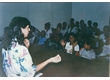 eg0086_030 - Professora com crianças do projeto Meninos de Rua no Centro de Pastoral Anchieta, 1985. Fotógrafo desconhecido. Acervo do Centro de Pastoral Anchieta.