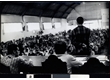 eq0001_005 - Manifestação estudantil no antigo ginásio da PUC-Rio, fins dos anos 1960 ou início da década de 1970. Fotógrafo desconhecido. Acervo Arquivo Nacional