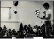 eq0001_006 - Manifestação estudantil no antigo ginásio da PUC-Rio fins dos anos 1960 ou início da década de 1970. Fotógrafo desconhecido. Acervo Arquivo Nacional.