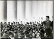 eq0001_007 - Manifestação estudantil nos pilotis da PUC-Rio, fins dos anos 1960 ou início da década de 1970. Fotógrafo desconhecido. Acervo Arquivo Nacional.