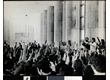 eq0001_008 - Manifestação estudantil nos pilotis da PUC-Rio, fins dos anos 1960 ou início da década de 1970. Fotógrafo desconhecido. Acervo do Arquivo Nacional.