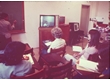 eq0001_021 - Aula de mestrado da PUC-Rio sendo filmada, c.1980. Destaque para os televisores e para a filmadora. Fotógrafo desconhecido. Acervo Núcleo de Memória.