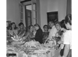 eq0001_029 - O Reitor Padre Laércio Dias de Moura, S.J., com alunas em comemoração, 1962. Fotógrafo desconhecido. Acervo Agência Globo.