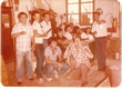eq0001_031 - Adalberto Pereira em confraternização com grupo na antiga carpintaria da PUC, c. 1970. Fotógrafo desconhecido. Acervo Adalberto Pereira.