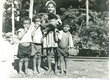 eq0001_037 - Crianças abrigadas no campus da PUC-Rio após incêndio na favela da Praia do Pinto, 1969. Fotógrafo desconhecido. Acervo Núcleo de Memória.
