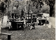 eq0001_040 - Grupo observa o diálogo entre uma menina e um rapaz no bosque do campus, c. 1960. Fotógrafo desconhecido. Acervo Arquivo Nacional.