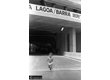 eq0001_042 - Menina percorre a auto-estrada Lagoa-Barra na véspera da sua inauguração, 1982. Fotógrafo Paulo Moreira Reis. Acervo Agência O Globo.