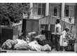 eq0001_069 - Moradores com seus móveis no dia da remoção, tendo ao fundo o Edifício Frings, em 1974.  Acervo Agência O Globo. Fotógrafo Vidal.