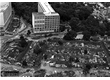 eq0001_070 - Vista aérea do Parque Proletário da Gávea, e atrás deste a PUC-Rio, 22/01/1974. Acervo Agência O Globo.
