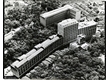 eq0001_071 - Vista aéria do Campus tendo ao seu lado (canto superior direito) o Parque Proletário, c.1970. Acervo Agência O Globo.