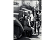 eq0001_077 - Moradores aguardam ao lado de suas mobilias os caminhões da remoção, c. 1970. Acervo do Arquivo Nacional.