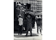 eq0001_078 - Moradores do Parque Proletário da Gávea colocando seus pertences nos caminhões e ao fundo o Edifício Frings, c. 1974. Acervo do Arquivo Nacional.