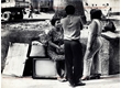 eq0001_092 - Moradores conversando enquanto os caminhões para fazerem a mudança não chegam, c. 1970. Acervo do Arquivo Nacional.