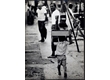 eq0001_093 - Criança ajudando na mudança carregando uma gaveta , c. 1970. Acervo do Arquivo Nacional.