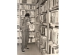jf0007_016 - Aluno lendo numa  livraria na PUC-Rio, c.1970. Acervo Projeto Comunicar. Fotógrafo desconhecido.