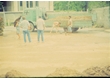 jf0017_031 - Em frente à Ala Frings, operários trabalham em um caminhão carregado de areia. Fotógrafo desconhecido. Acervo do Núcleo de Memória, c.1970