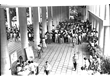 ls0012_012 - Estudantes organizando greve enquanto orquestra se apresentava nos pilotis da PUC-Rio, 1980. Fotógrafo desconhecido.