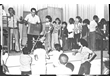 ls0013_004 - Crianças na fila do sorteio realizado durante a festa de Natal dos funcionários no antigo Ginásio, 1977. Fotógrafo Antônio Albuquerque. Acervo Núcleo de Memória.