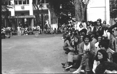 Alunos participam de sarau no estacionamento em frente à Ala Kennedy. 1979. Fotógrafo Alfredo Jefferson. Acervo do prof. Alfredo Jefferson.