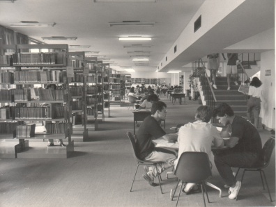 Salão principal da Biblioteca Central. 1989. Fotógrafo Aníbal Mesquita. Acervo da Vice-Reitoria de Desenvolvimento.