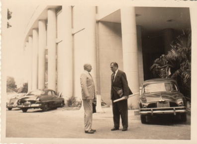 Edifício Cardeal Leme com carros estacionados em frente ao Bloco C. c. 1965. Fotógrafo desconhecido. Acervo da Vice-Reitoria de Desenvolvimento.