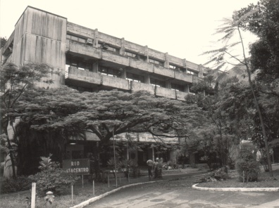 Edifício do Rio Datacentro. 1989. Fotógrafo Aníbal Mesquita. Acervo da Vice-Reitoria de Desenvolvimento. 