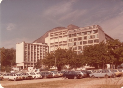 Vista a partir do estacionamento para o Edifício Cardeal Leme e a Ala Frings do Edifício da Amizade. 1985. Fotógrafo Antônio Albuquerque. Acervo da Vice-Reitoria de Desenvolvimento.