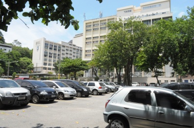 Vista a partir do estacionamento para o Edifício Cardeal Leme e a Ala Frings do Edifício da Amizade. 2012. Fotógrafo Antônio Albuquerque. Acervo do Núcleo de Memória.