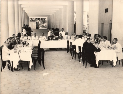 Almoço do Dia do Reitor nos pilotis do Edifício Cardeal Leme, Bloco B. c. 1970. Fotógrafo desconhecido. Acervo da Vice-Reitoria de Desenvolvimento.