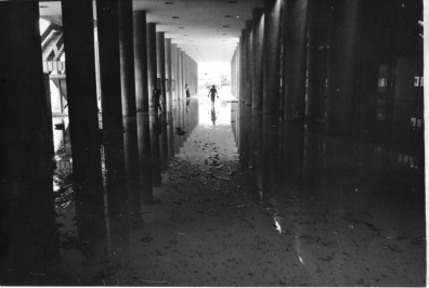 Pilotis do Edifício Cardeal Leme inundado pelas chuvas. 1975. Fotógrafo Antônio Albuquerque. Acervo do Projeto Comunicar.