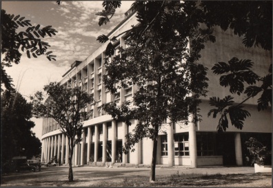 Vista do Edifício Cardeal Leme. À direita, no térreo, o Bar do Zé. c. 1960. Fotógrafo desconhecido. Acervo da Reitoria.