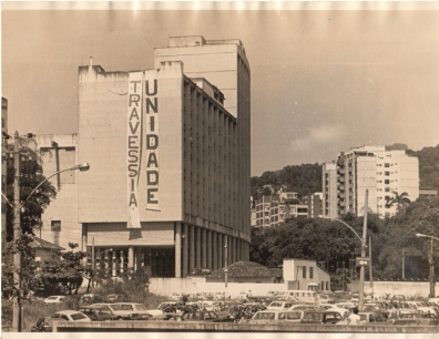 Edifício Cardeal Leme com faixas das duas chapas concorrentes à diretoria da UNE. 1979. Fotógrafo Alfredo Jefferson. Acervo do prof. Alfredo Jefferson.