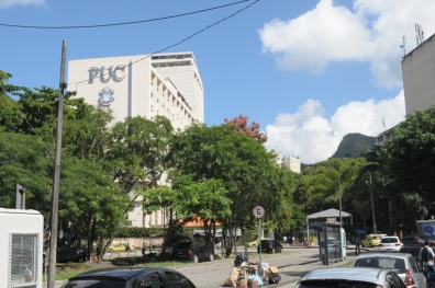 Acesso à PUC-Rio pela Avenida Padre Leonel Franca. À esquerda o Edifício Cardeal Leme. 2012. Fotógrafo Antônio Albuquerque. Acervo do Núcleo de Memória. 