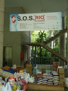 Campanha S.O.S Rio. Parte das doações arrecadadas pela PUC-Rio. Fotógrafo Antônio Albuquerque. Acervo do Núcleo de Memória.